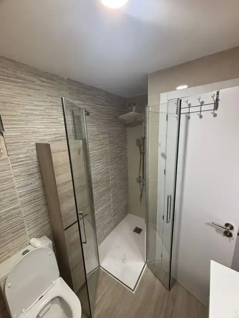 Bathroom of Flat for rent in Vigo   with Private garden, Parquet flooring and Storage room