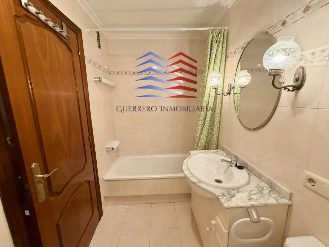 Baño de Apartamento de alquiler en Ourense Capital  con Calefacción, Parquet y Trastero