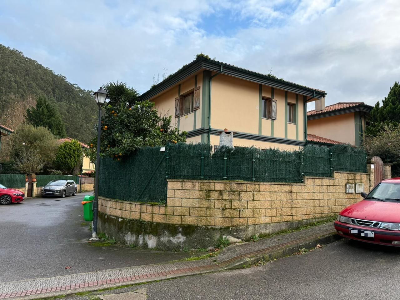 Vista exterior de Casa adosada en venda en Castro-Urdiales amb Calefacció, Jardí privat i Piscina comunitària