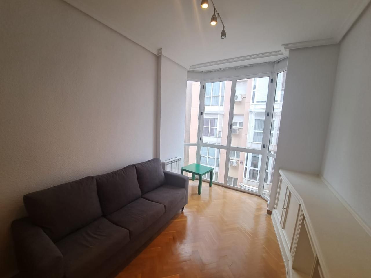 Living room of Flat to rent in  Madrid Capital  with Heating, Parquet flooring and Furnished