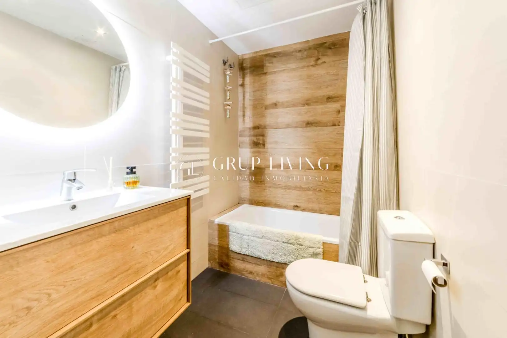 Bathroom of Flat for sale in Sitges  with Air Conditioner, Heating and Parquet flooring