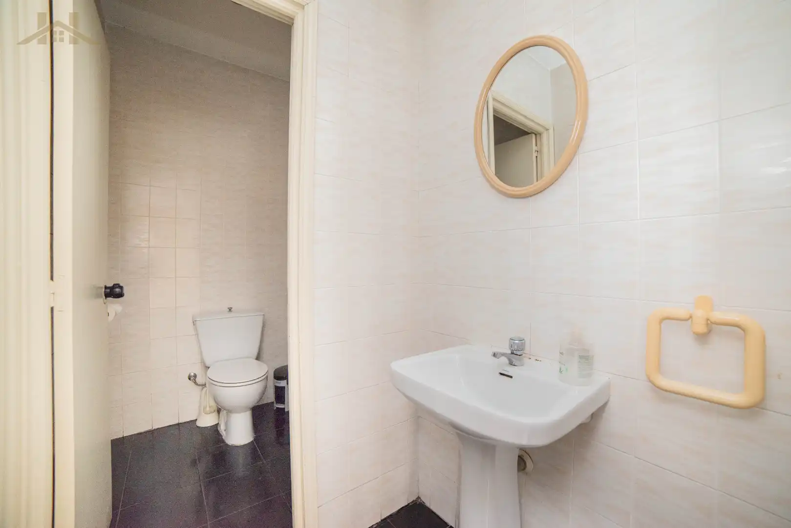 Bathroom of Commercial properties for sale in Fuenlabrada
