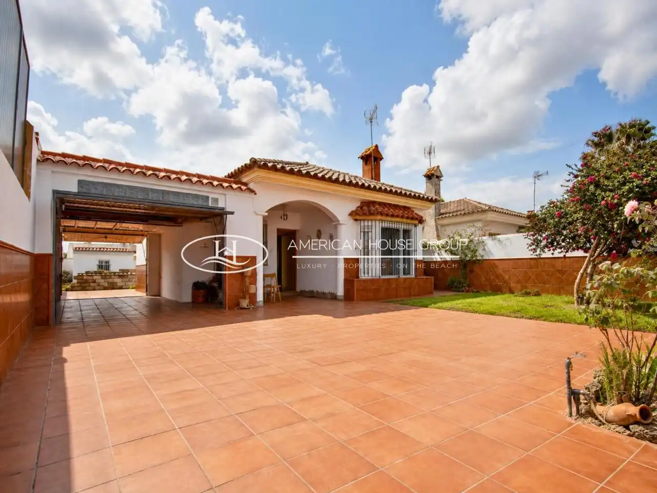 Vista exterior de Casa o xalet en venda en Chiclana de la Frontera amb Jardí privat