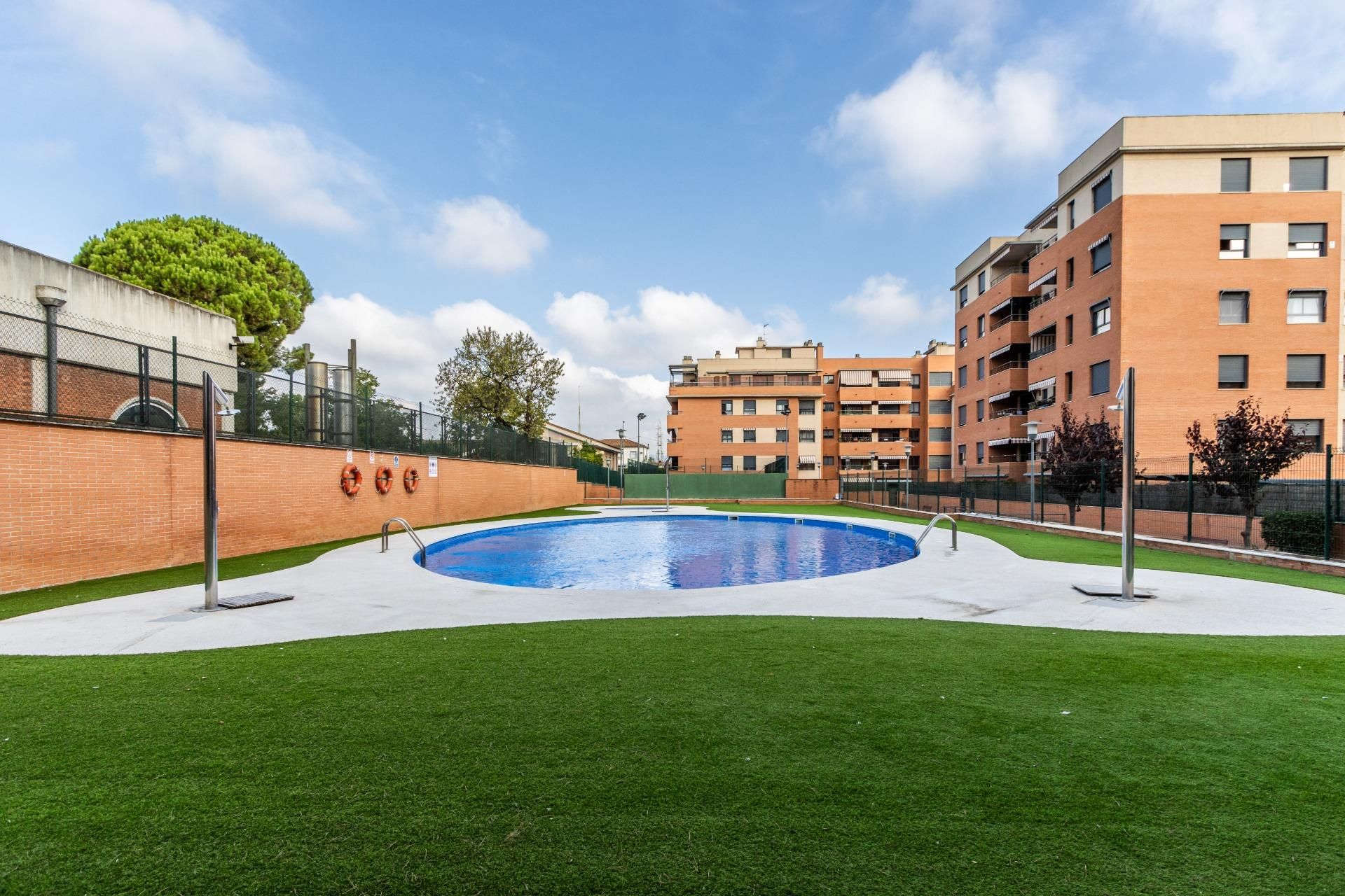 Swimming pool of Flat for sale in Sabadell  with Air Conditioner, Heating and Terrace