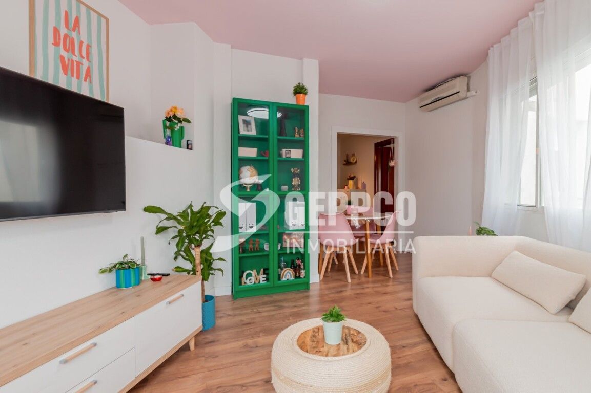 Sala d'estar de Planta baixa en venda en Torres de la Alameda amb Calefacció