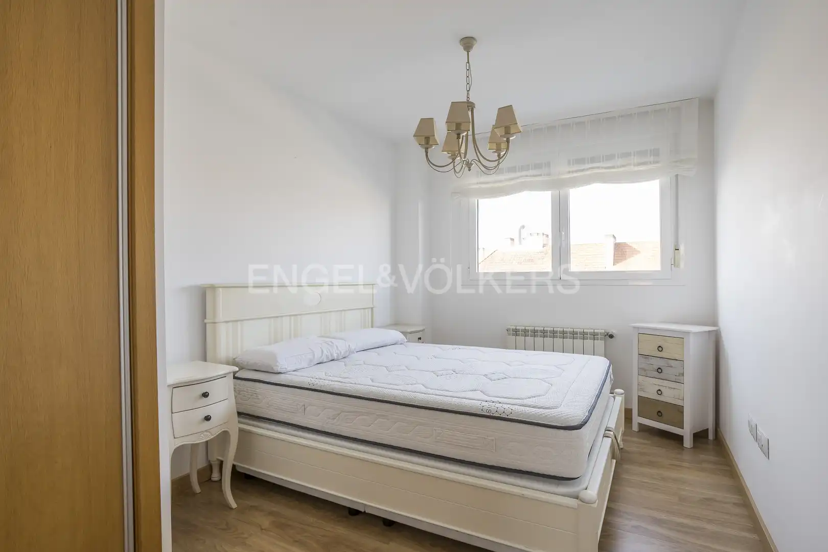 Schlafzimmer von Dachboden zur Miete in Madrid mit Klimaanlage, Heizung und Terrasse