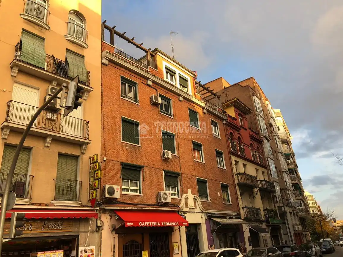 Vista exterior de Piso en venta en Madrid con Calefacción y Parquet