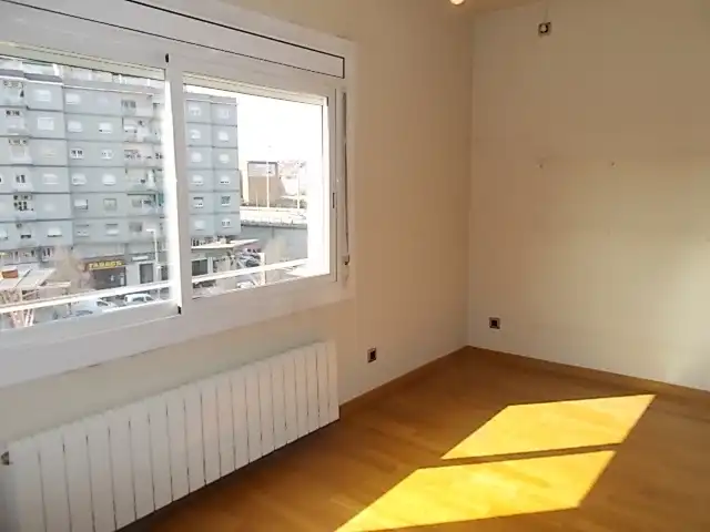 Dormitori de Pis en venda en Badalona amb Calefacció, Parquet i Forn