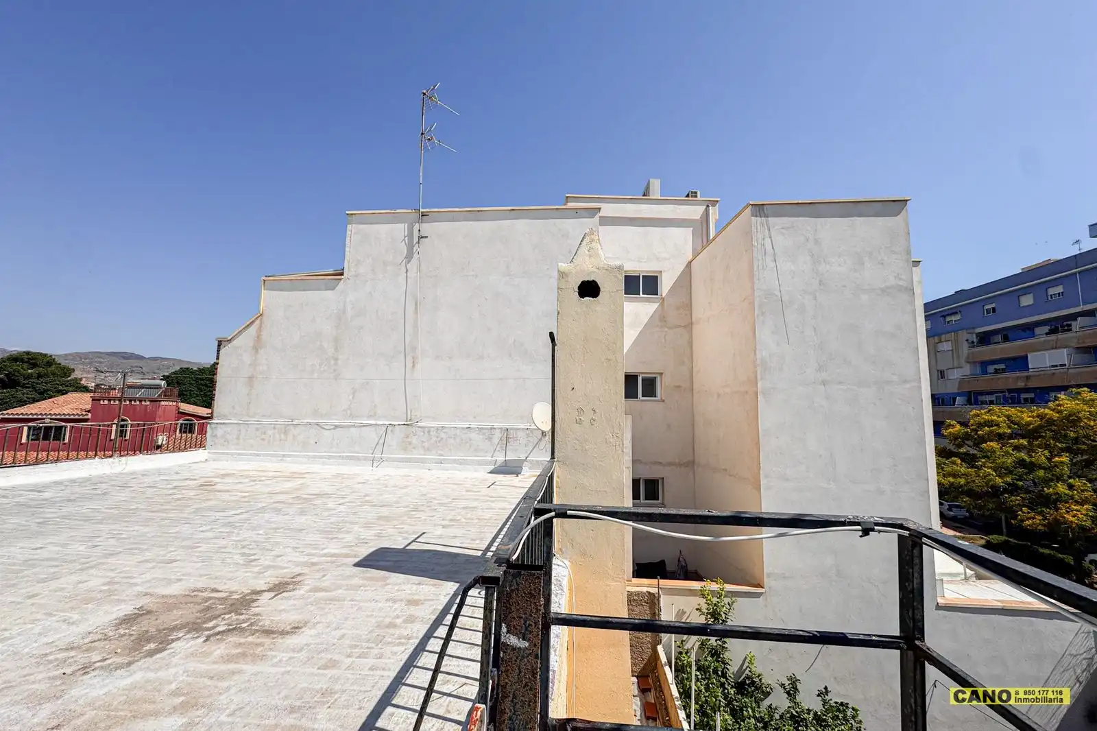 Vista exterior de Pis en venda en Almería amb Terrassa