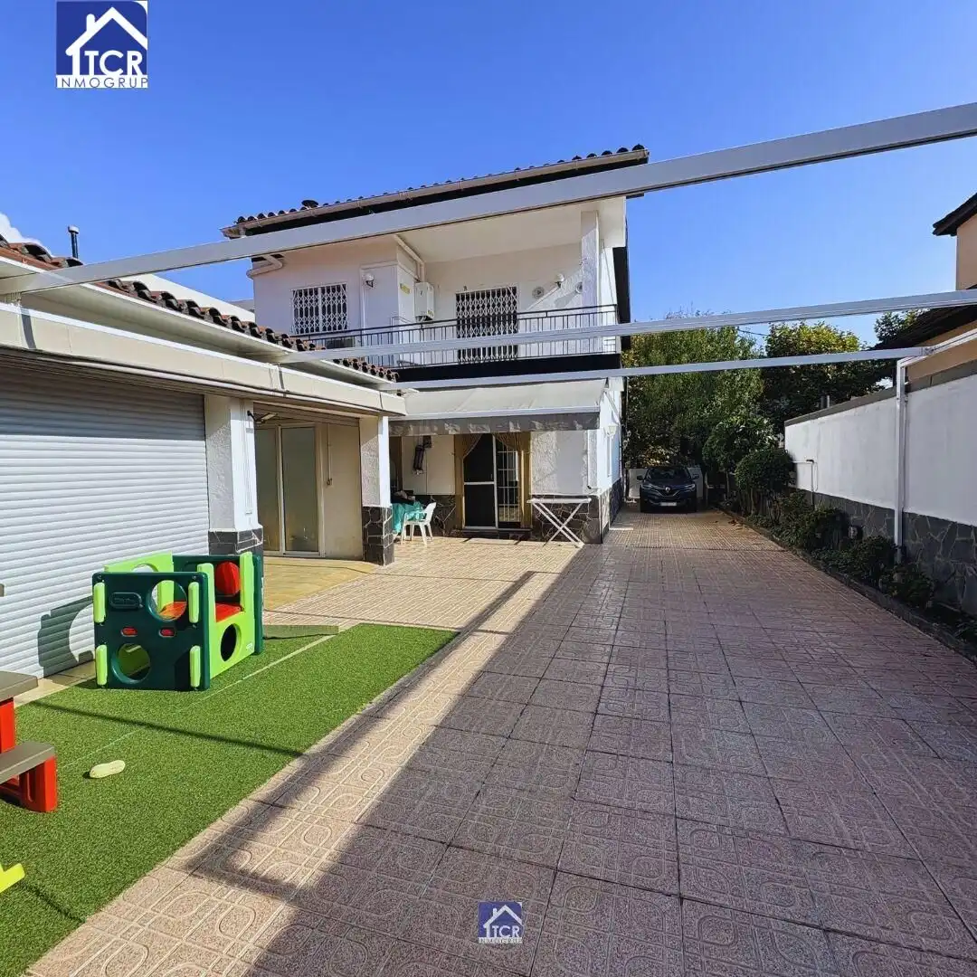 Vista exterior de Casa o xalet en venda en Barberà del Vallès amb Aire condicionat, Calefacció i Jardí privat