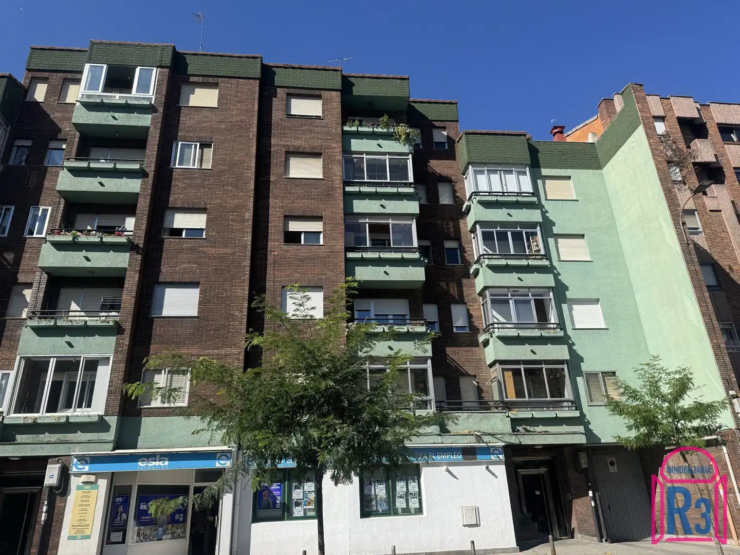Vista exterior de Apartament en venda en León Capital  amb Calefacció, Terrassa i Moblat