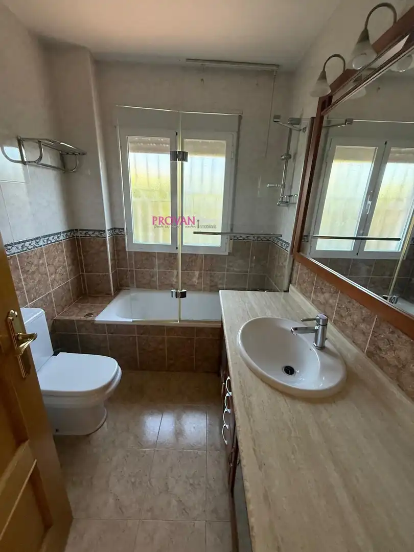 Baño de Casa o chalet en venta en Torres de la Alameda con Aire acondicionado, Calefacción y Terraza