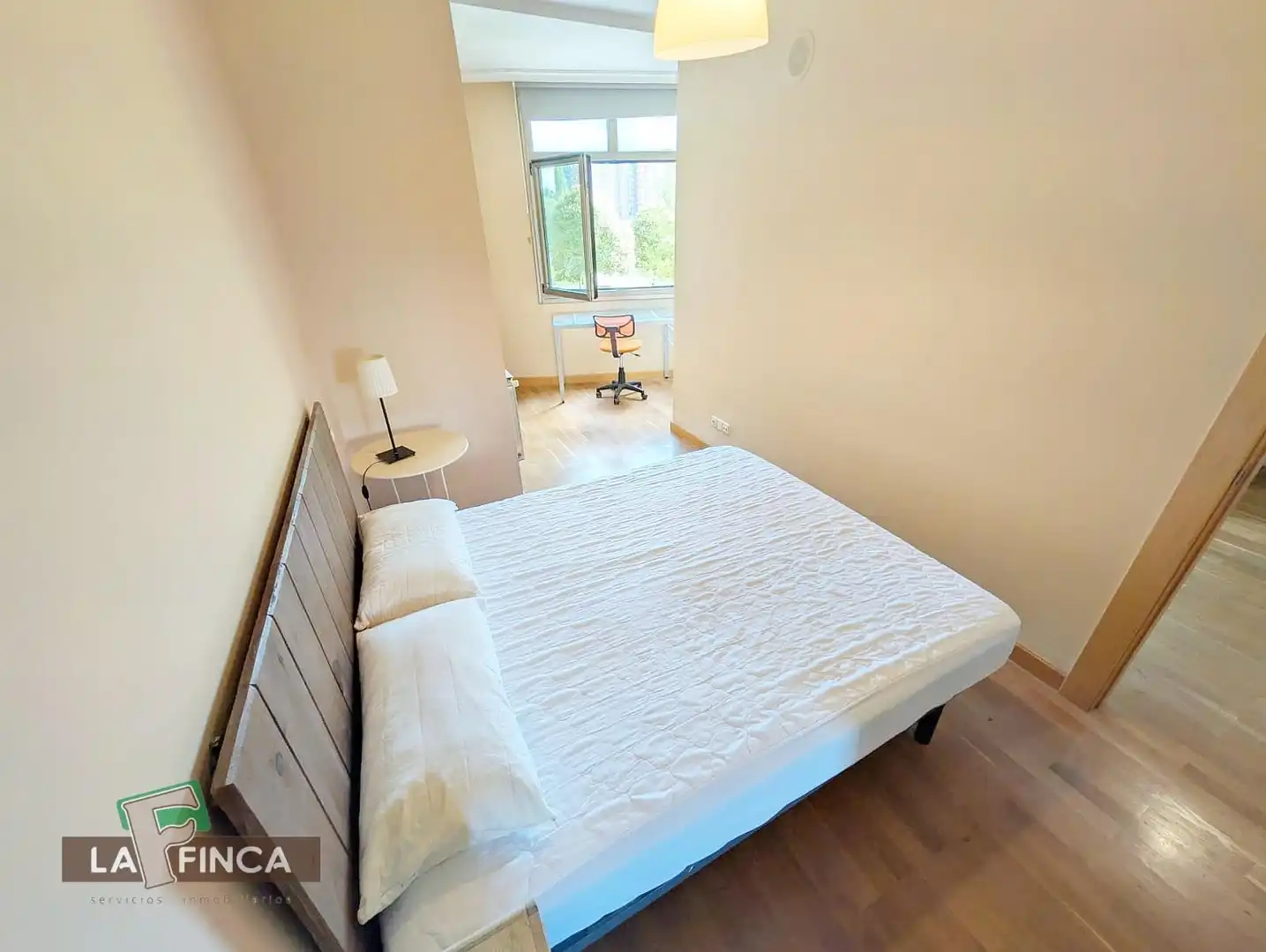 Dormitori de Apartament en venda en Oviedo  amb Calefacció, Traster i Moblat
