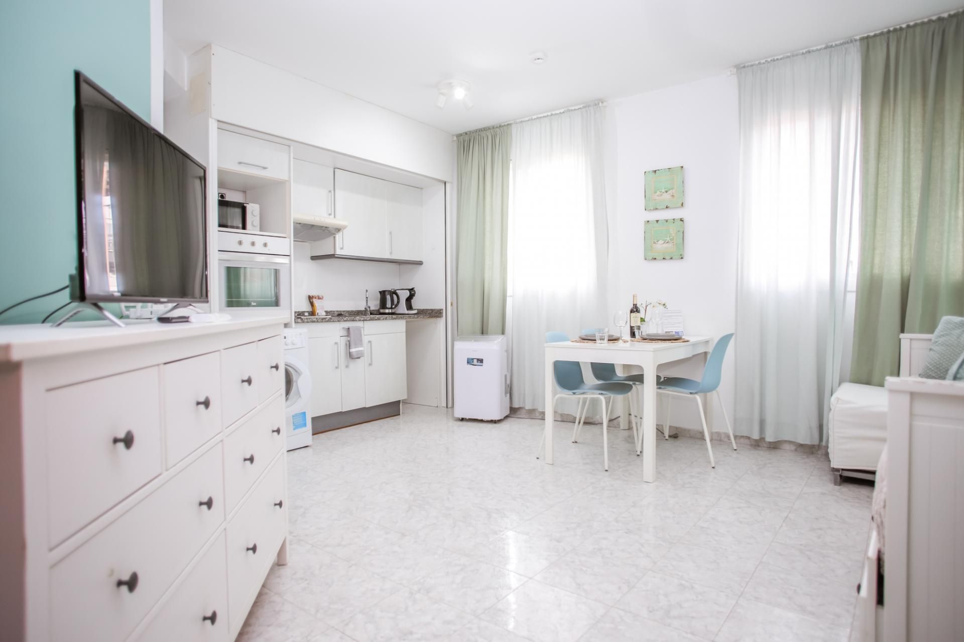 Cuina de Estudi de lloguer en Lloret de Mar amb Calefacció, Jardí privat i Piscina