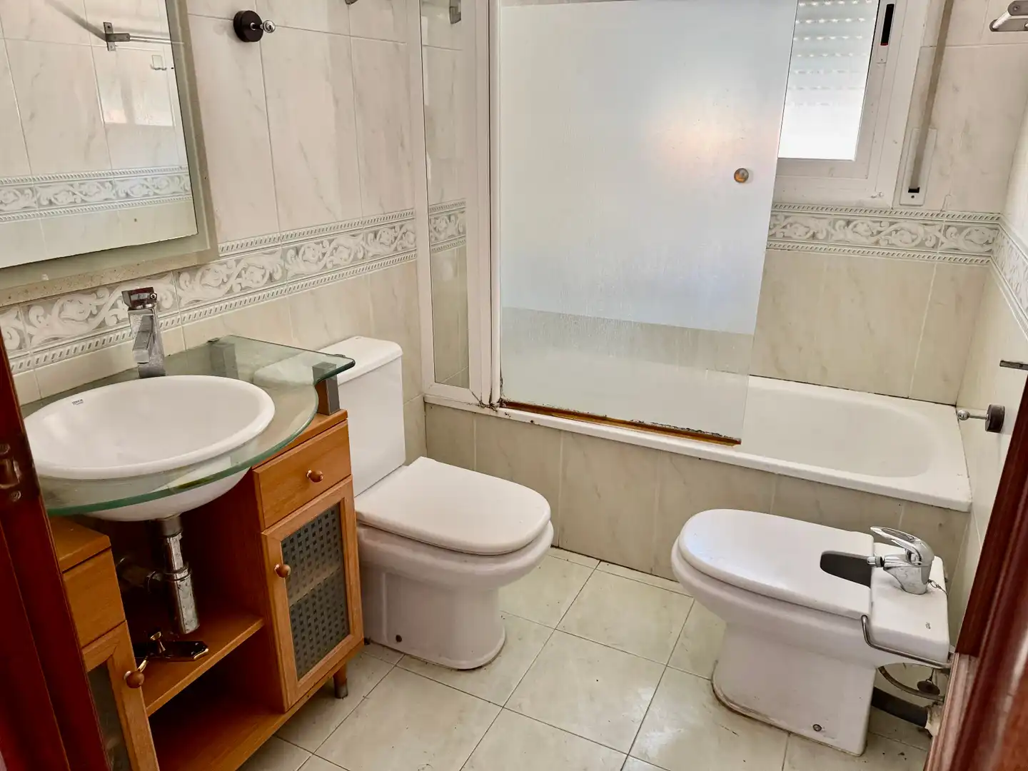 Badezimmer von Einfamilien-Reihenhaus zum Verkauf in Calafell mit Heizung, Privatgarten und Terrasse