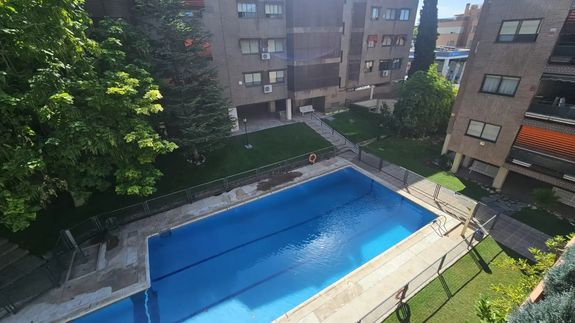 Schwimmbecken von Wohnung zum Verkauf in Madrid mit Klimaanlage, Heizung und Privatgarten