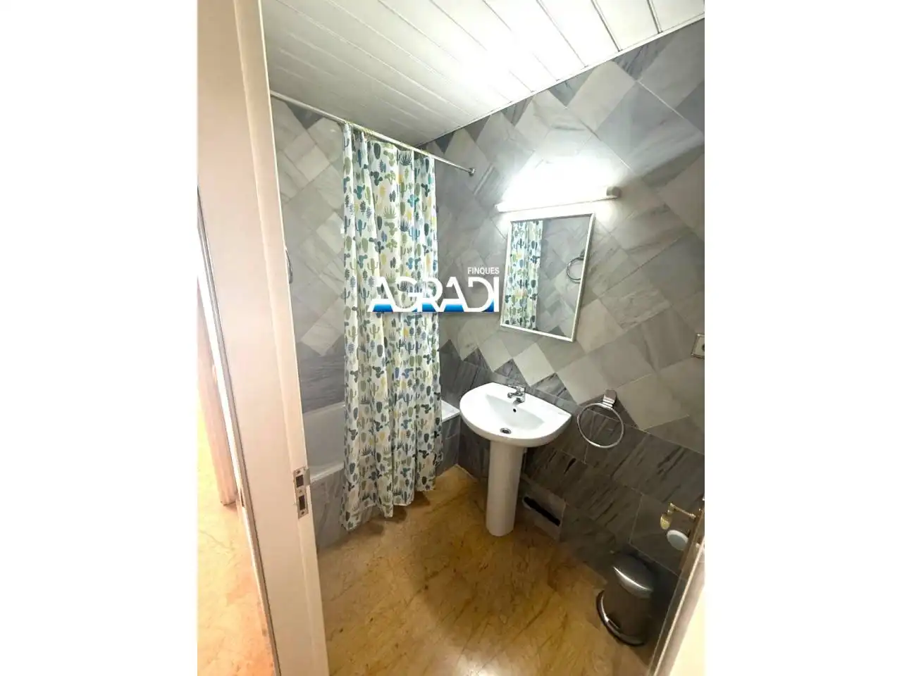 Local comercial de lloguer a Calle lluis vives 35, imagen 4