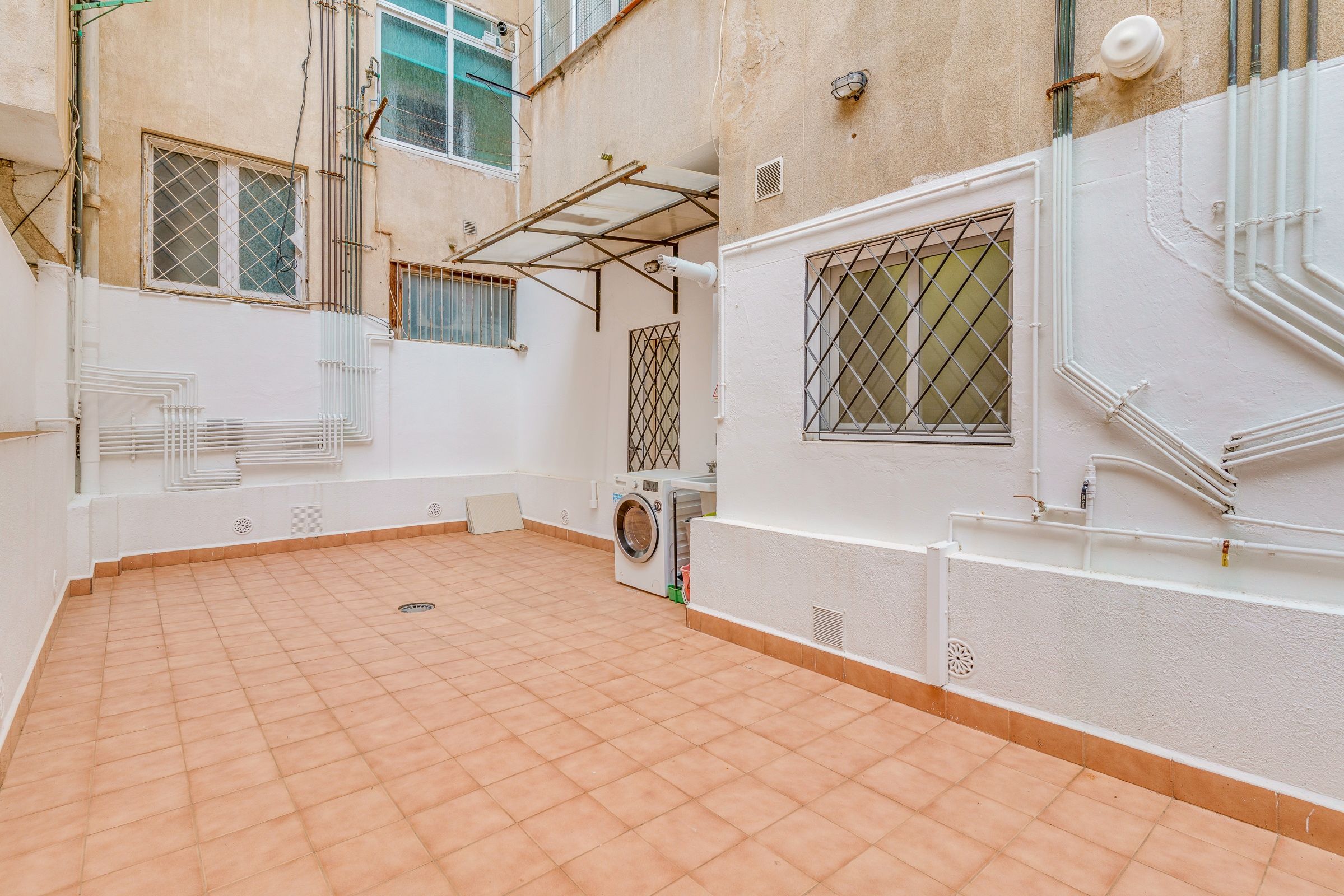 Exterior view of Planta baja for sale in  Barcelona Capital  with Heating and Terrace