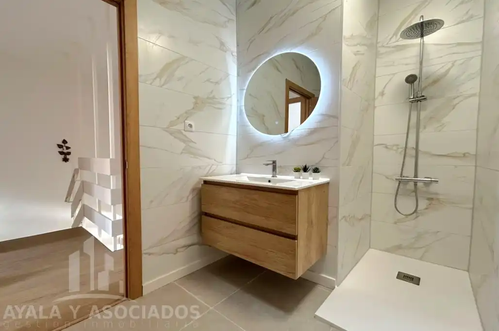 Badezimmer von Einfamilien-Reihenhaus zum Verkauf in Cartagena mit Klimaanlage, Heizung und Privatgarten