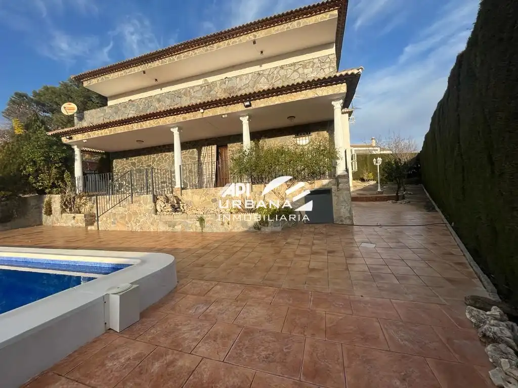 Vista exterior de Casa o chalet en venta en Lucena con Aire acondicionado, Jardín privado y Piscina