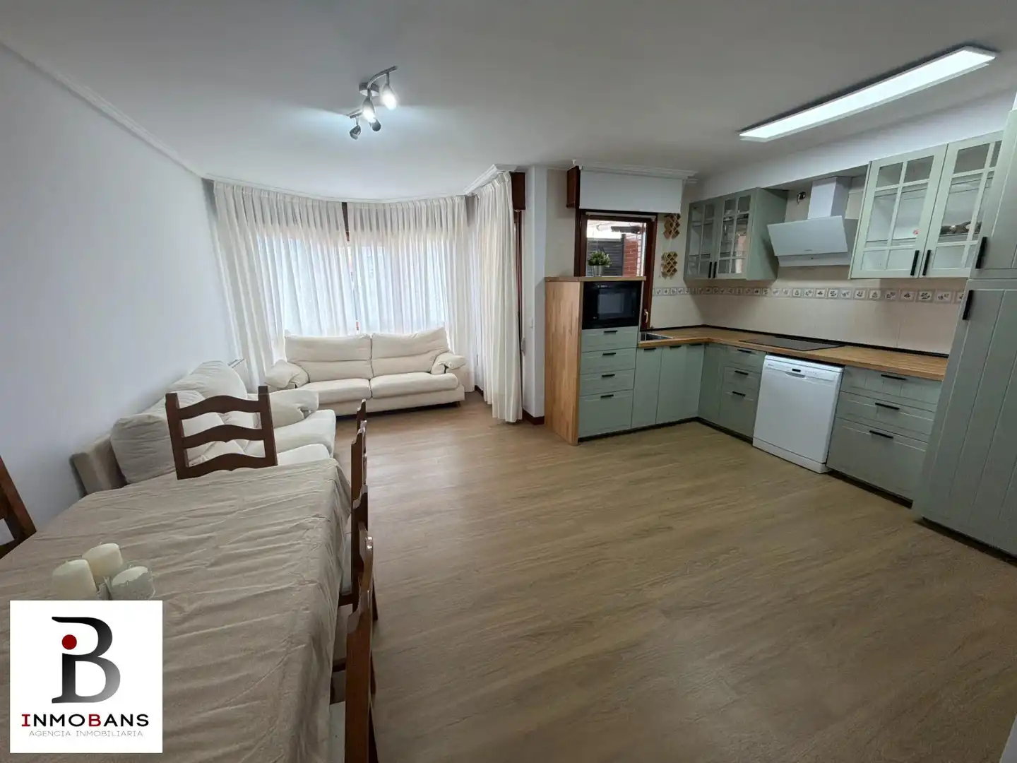 Sala de estar de Ático en venta en Santoña con Calefacción y Balcón