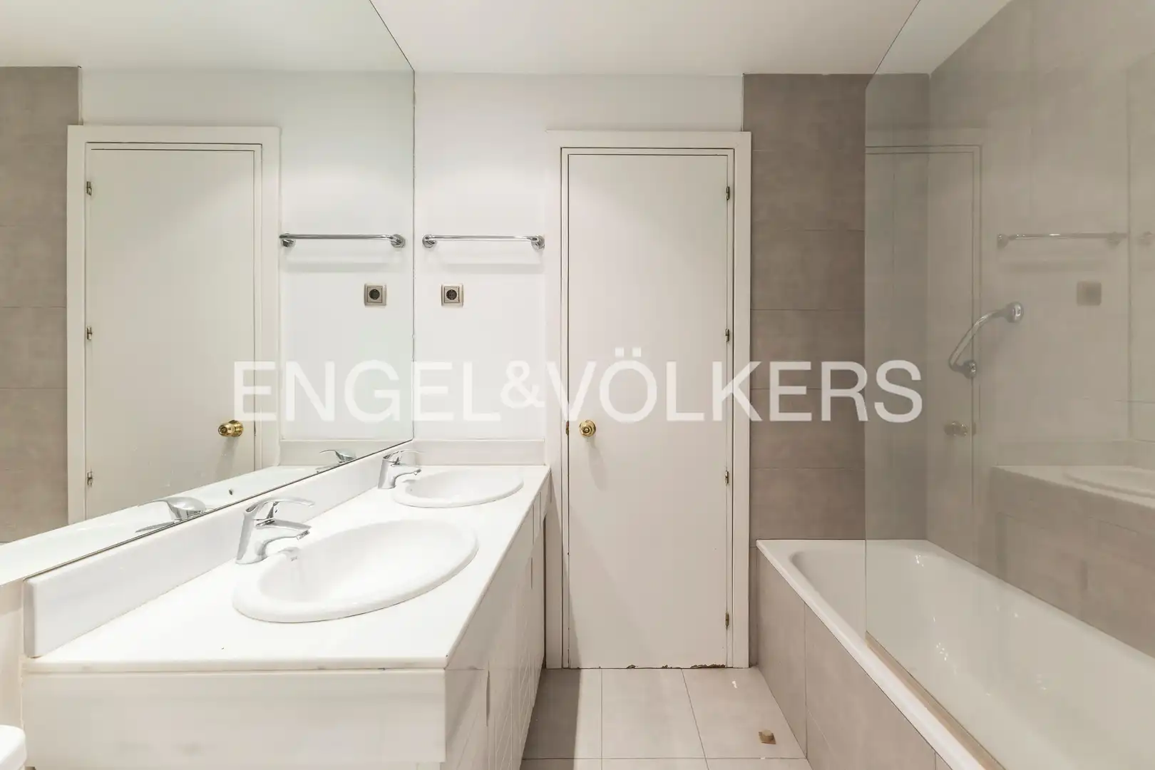 Badezimmer von Wohnung zur Miete in Madrid mit Klimaanlage, Heizung und Privatgarten