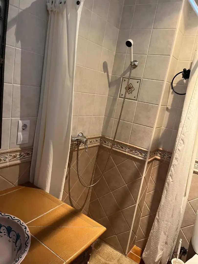 Badezimmer von Country house zur Miete in Riogordo mit Privatgarten, Schwimmbad und Möbliert
