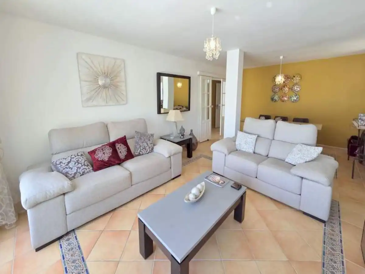 Sala d'estar de Casa o xalet en venda en Manilva amb Aire condicionat