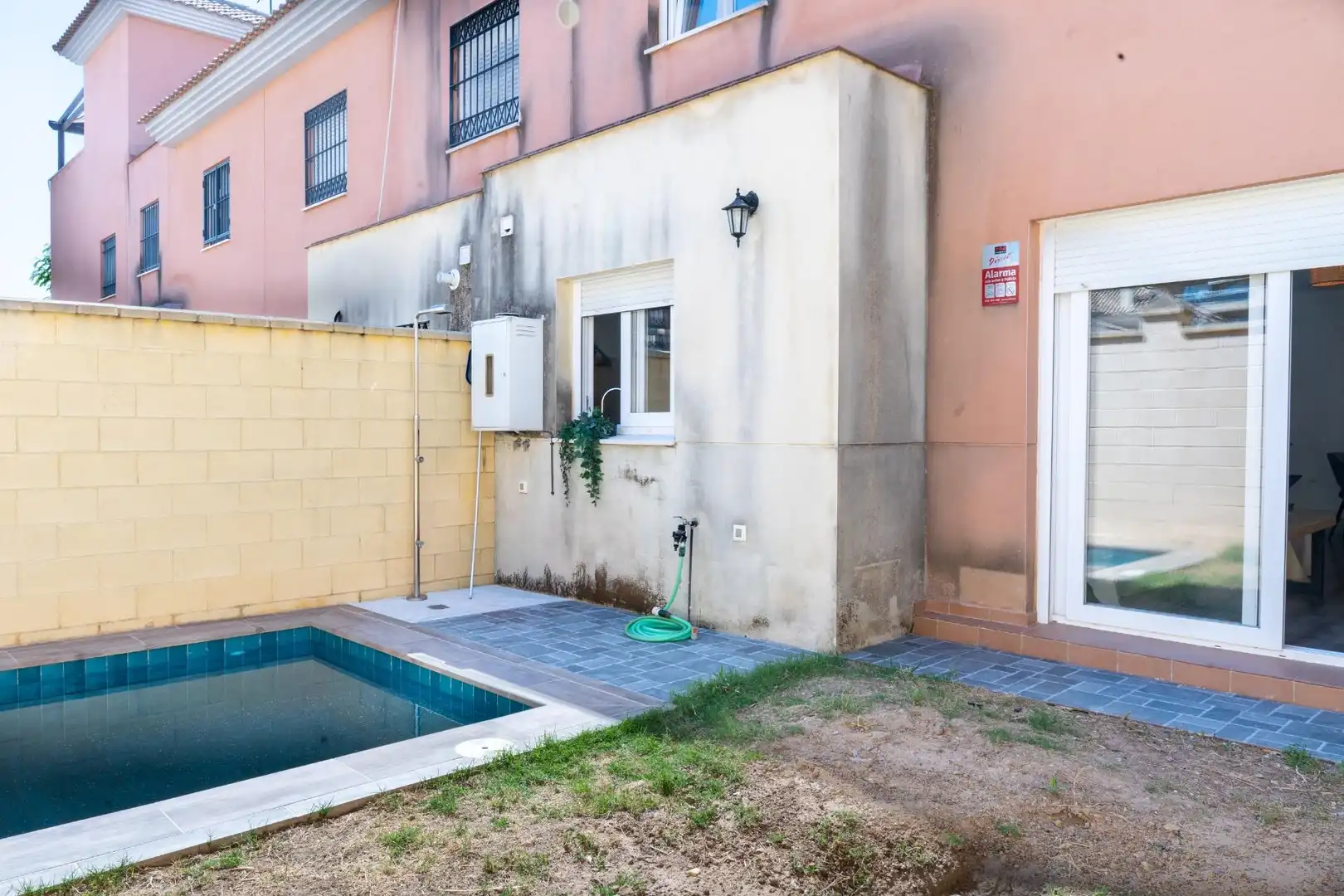 Vista exterior de Casa adosada en venda en San Juan de Aznalfarache amb Aire condicionat, Jardí privat i Terrassa