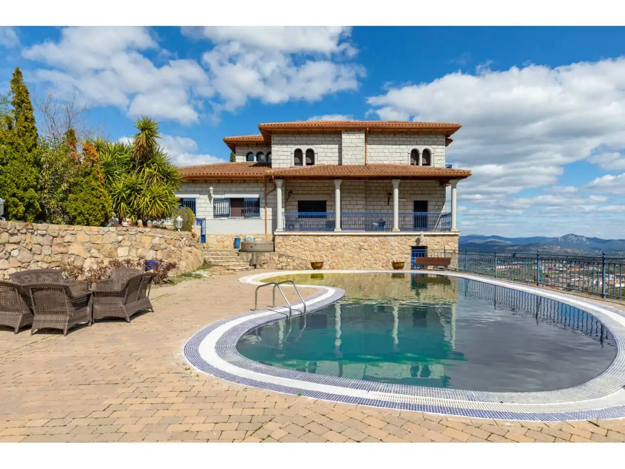 Außenansicht von Haus oder Chalet zum Verkauf in El Tiemblo  mit Klimaanlage, Heizung und Privatgarten