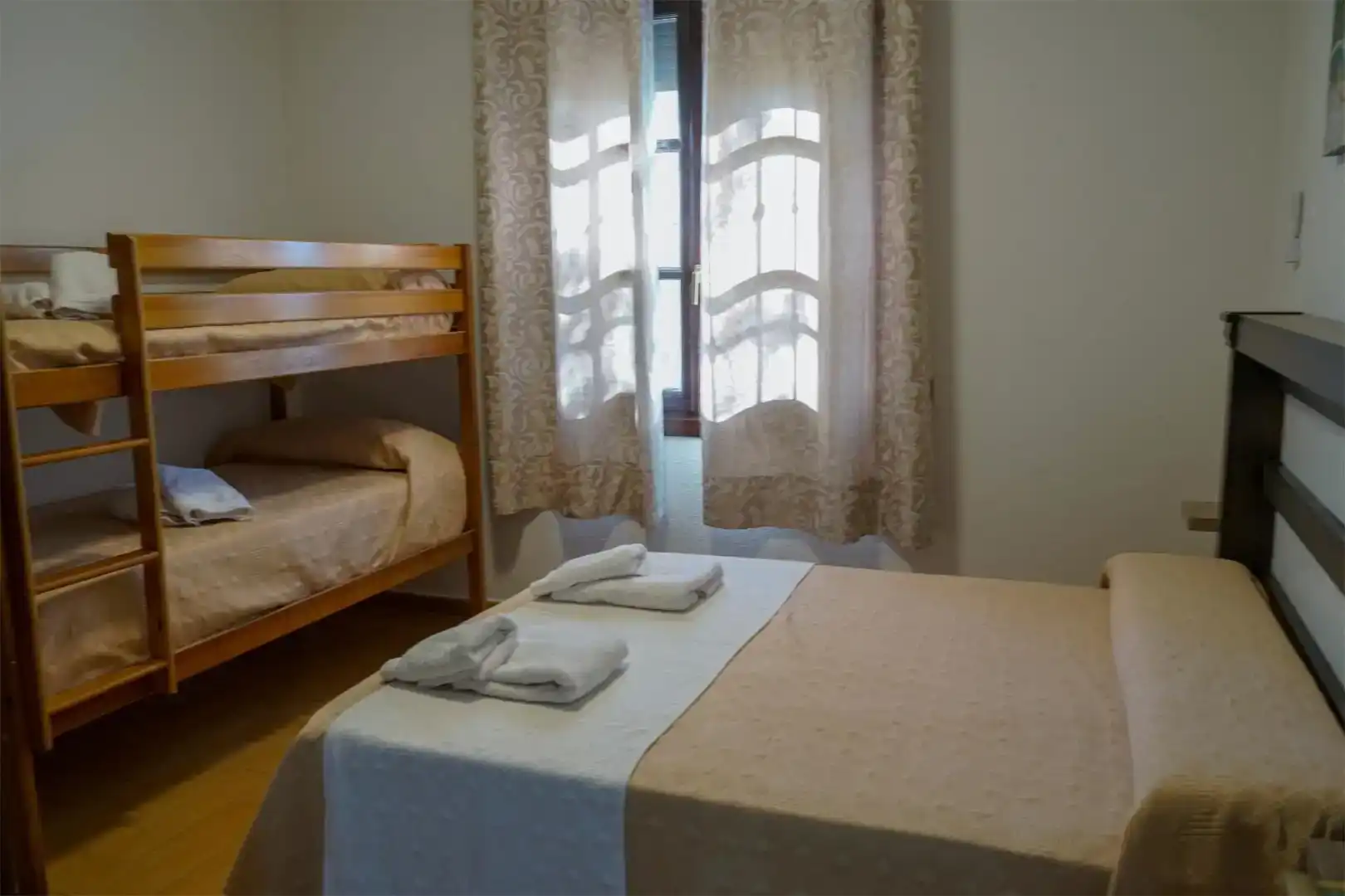 Habitación de Casa o chalet de alquiler en Almedinilla con Aire acondicionado, Jardín privado y Piscina