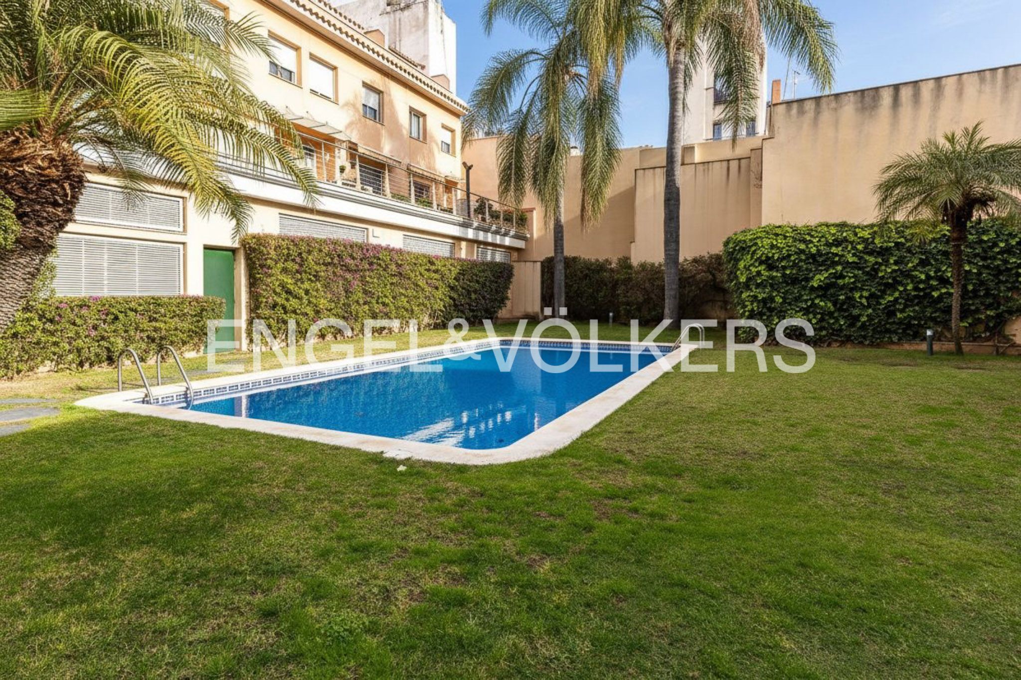 Piscina de Dúplex en venta en Mataró con Aire acondicionado, Calefacción y Jardín privado