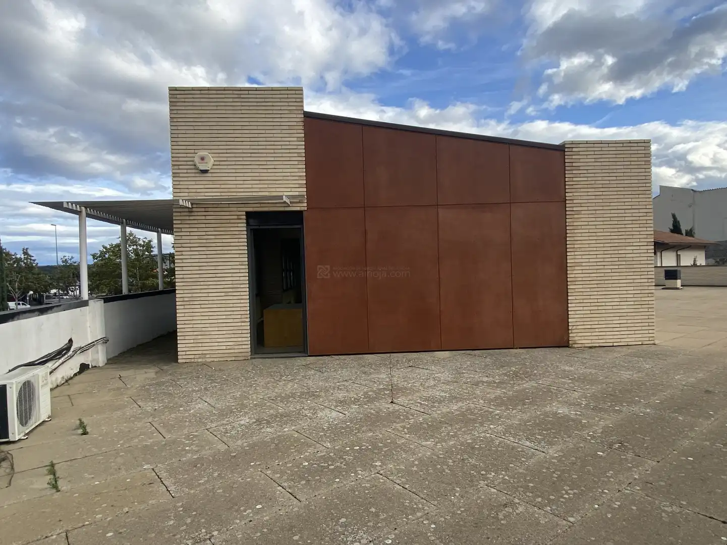 Vista exterior de Local de lloguer en  Logroño
