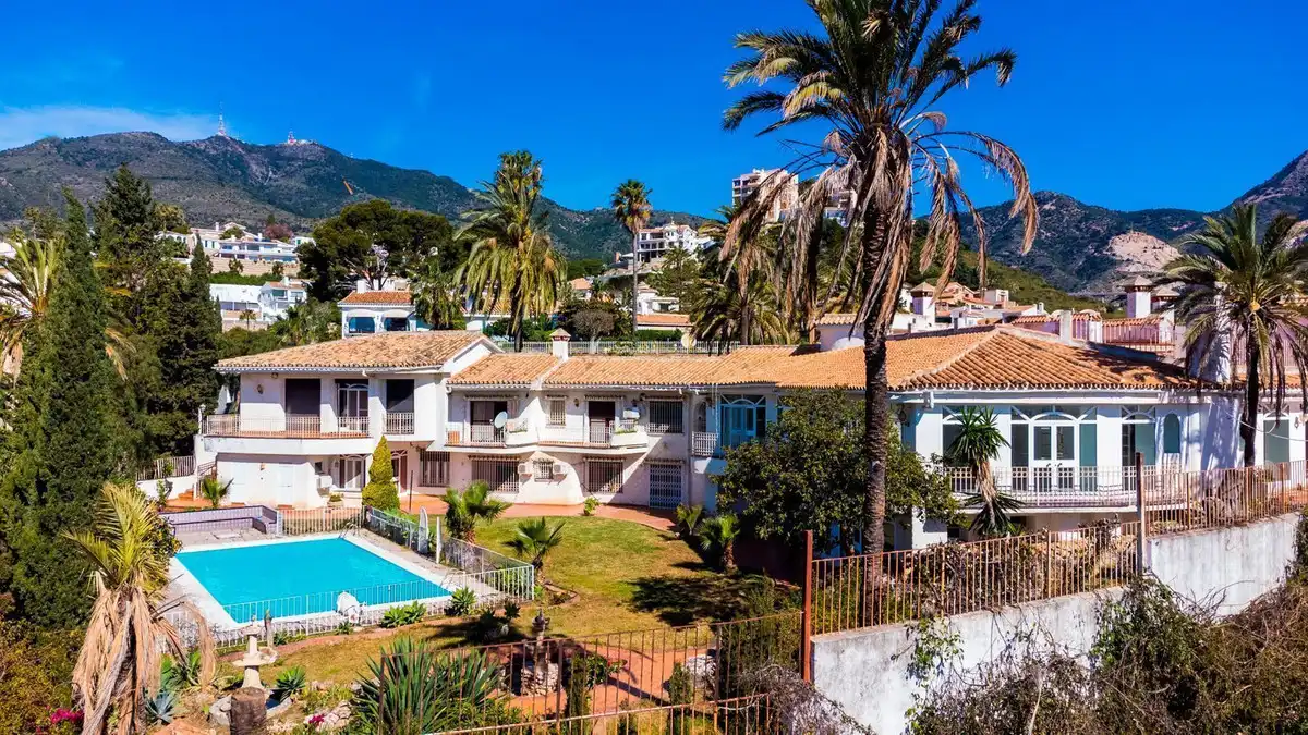 Vista exterior de Casa o xalet en venda en Benalmádena amb Aire condicionat, Jardí privat i Alarma