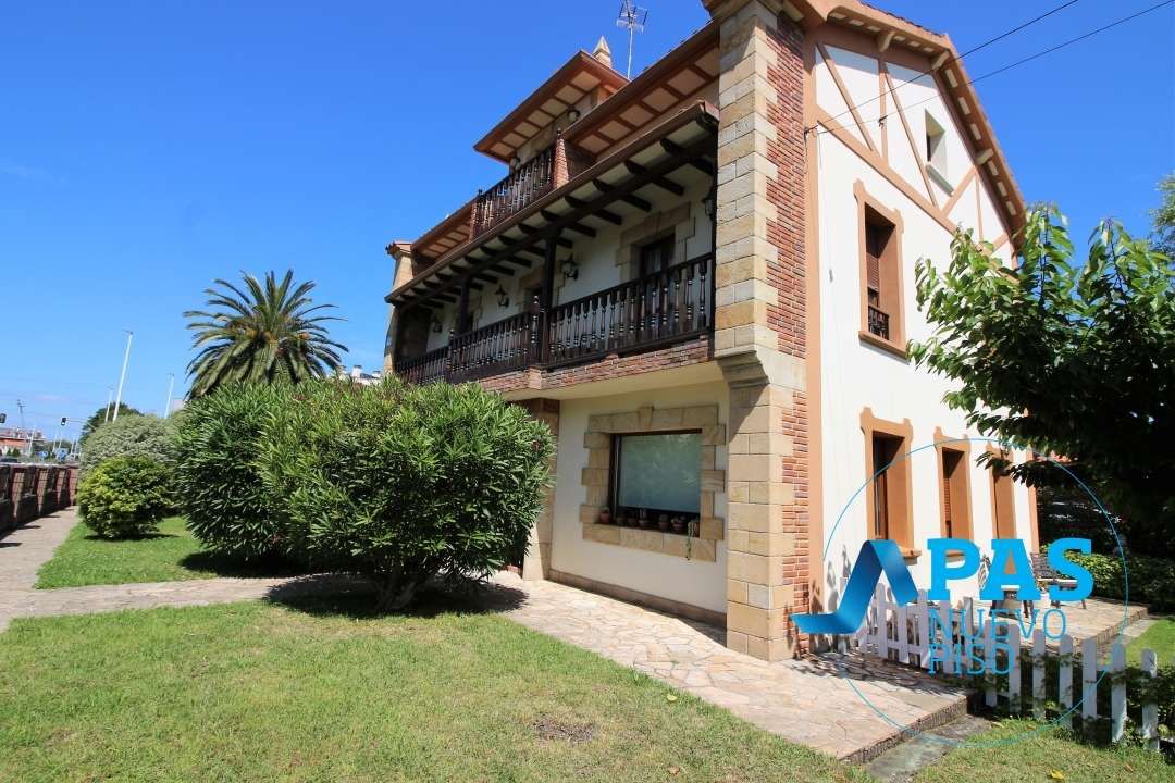 Exterior view of House or chalet for sale in Santander  with Private garden, Parquet flooring and Terrace
