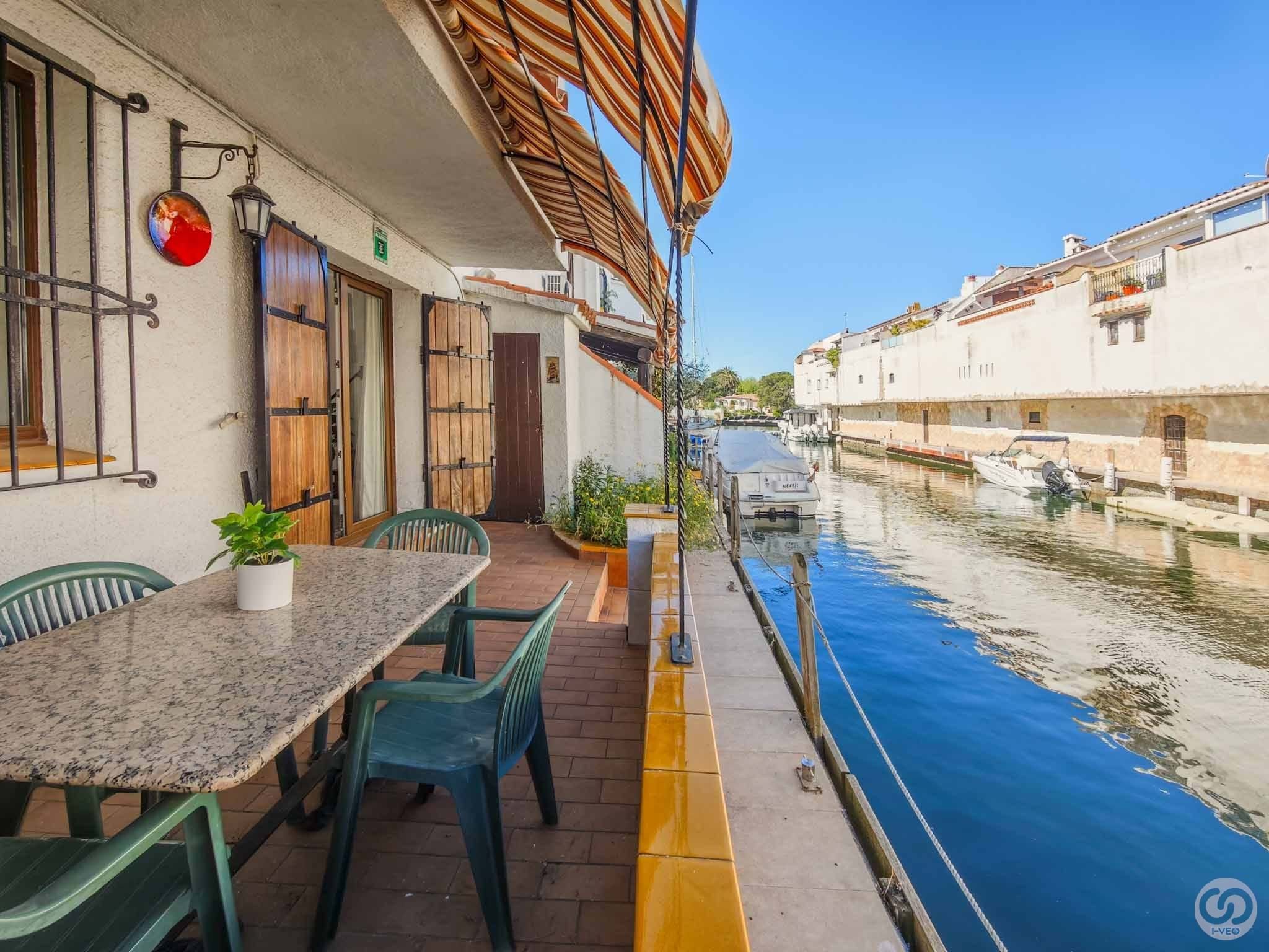 Vista exterior de Casa o xalet en venda en Empuriabrava amb Aire condicionat i Terrassa