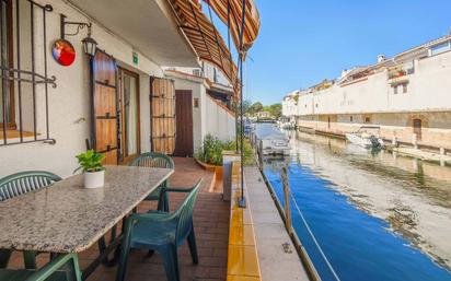 Vista exterior de Casa o xalet en venda en Empuriabrava amb Aire condicionat i Terrassa