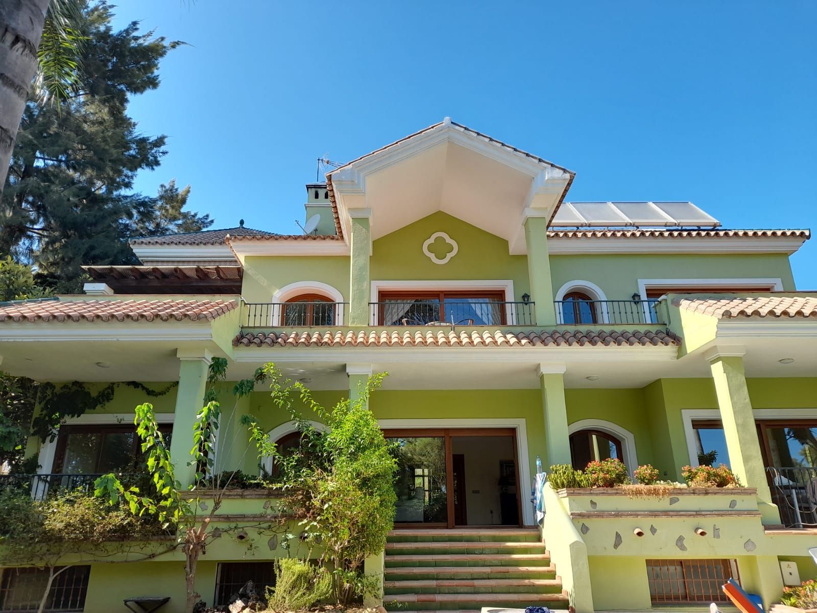 Vista exterior de Casa o xalet de lloguer en Estepona amb Aire condicionat, Jardí privat i Terrassa