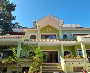 Vista exterior de Casa o xalet de lloguer en Estepona amb Aire condicionat, Terrassa i Piscina