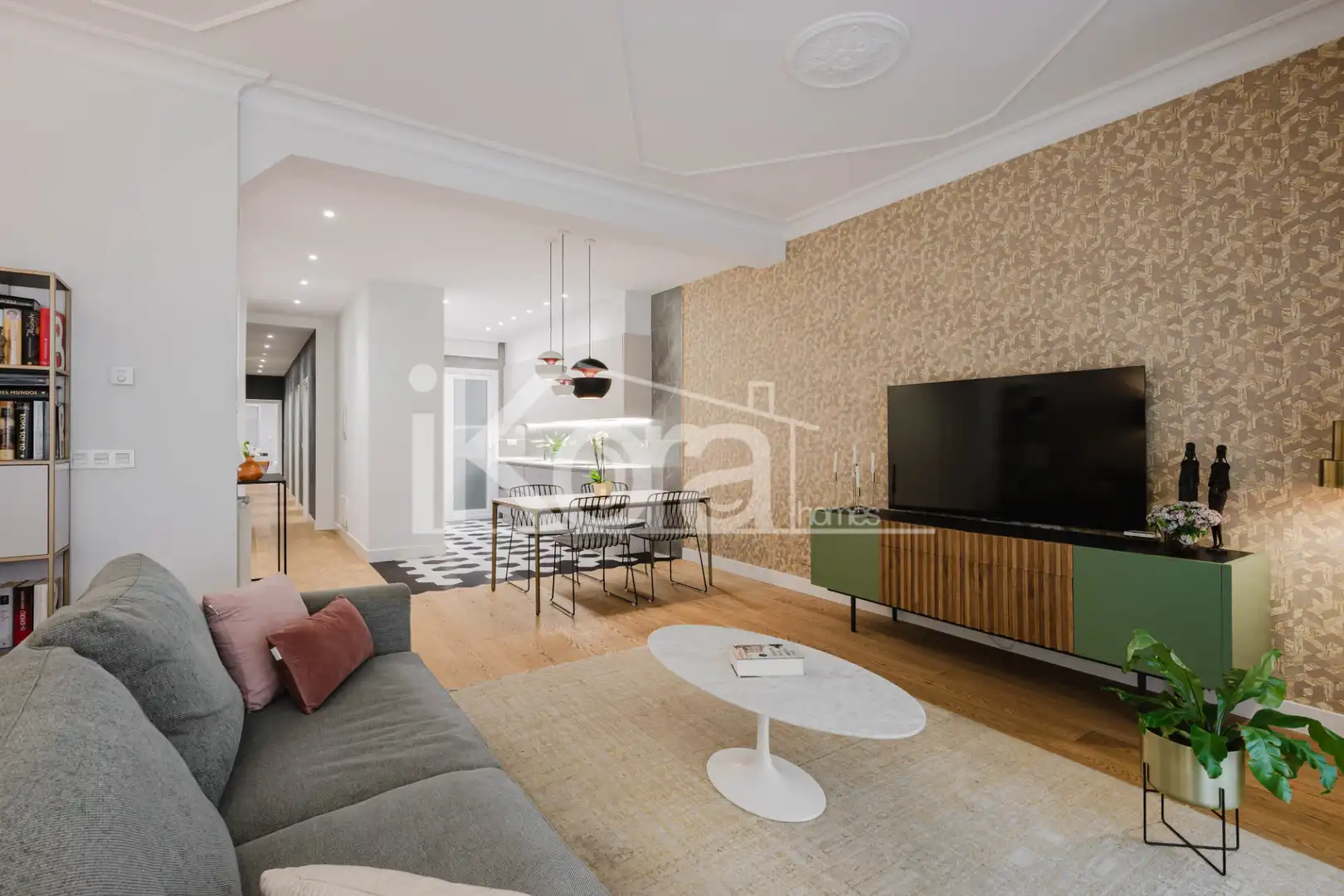 Sala d'estar de Pis en venda en Donostia - San Sebastián  amb Calefacció, Parquet i Moblat