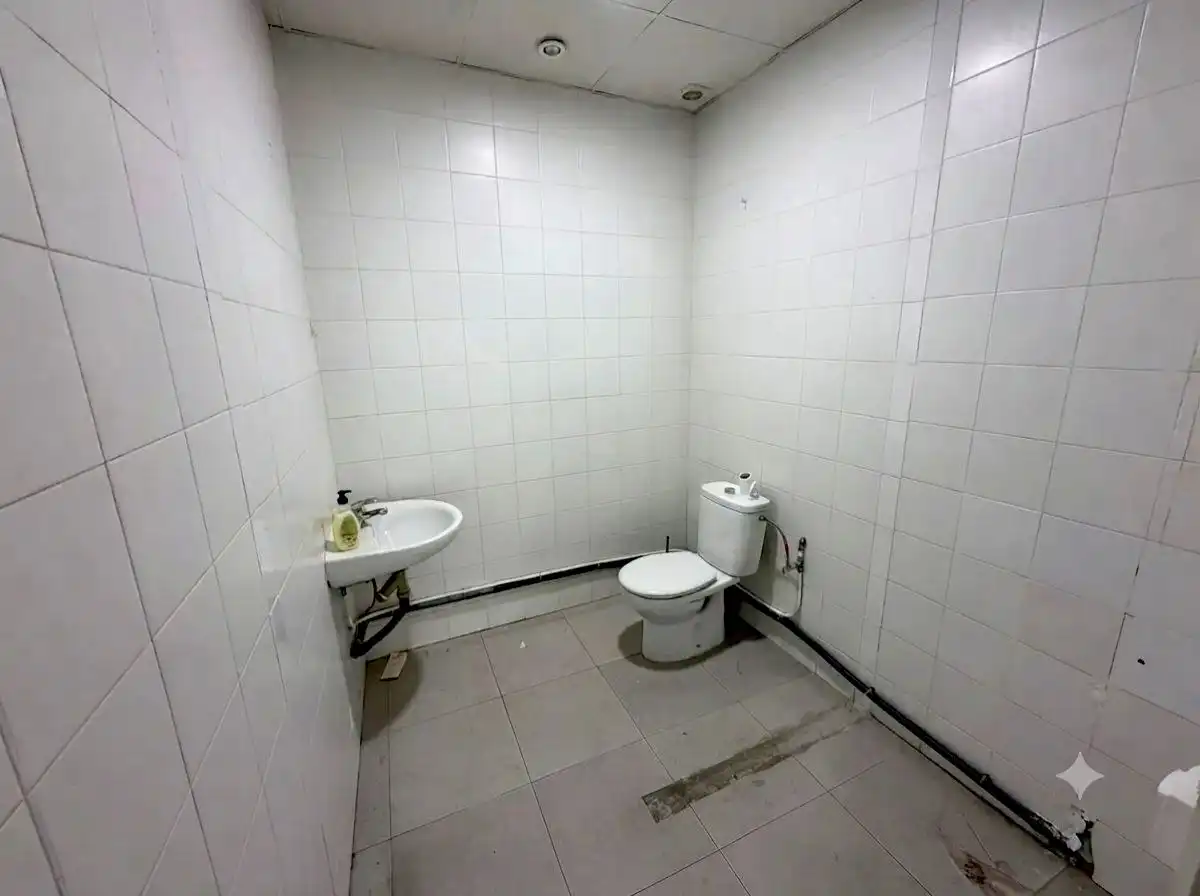 Bathroom of Commercial properties for rent in Vigo   with Air Conditioner, Internet and Alarm