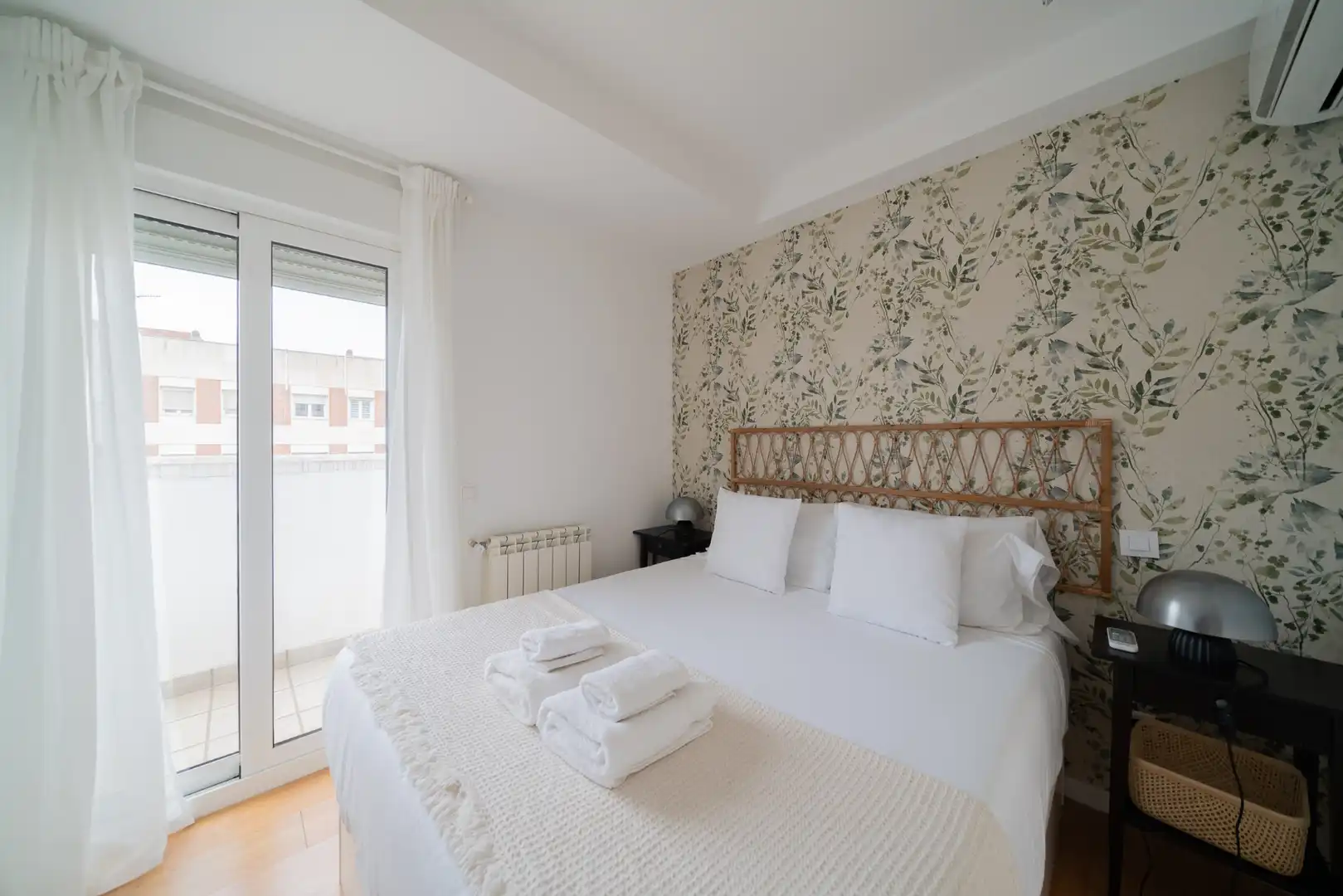 Schlafzimmer von Dachboden zur Miete in Madrid mit Klimaanlage, Heizung und Terrasse