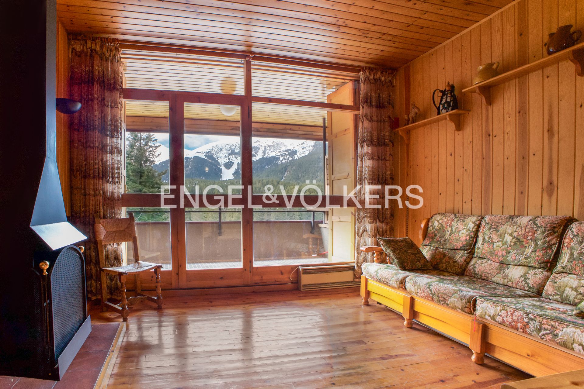 Wohnzimmer von Maisonette zum verkauf in Alp mit Heizung, Parkett und Terrasse