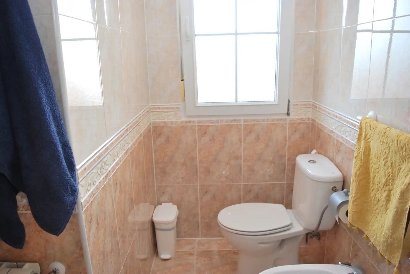 Badezimmer von Einfamilien-Reihenhaus zum Verkauf in Valdemorillo mit Privatgarten, Terrasse und Abstellraum