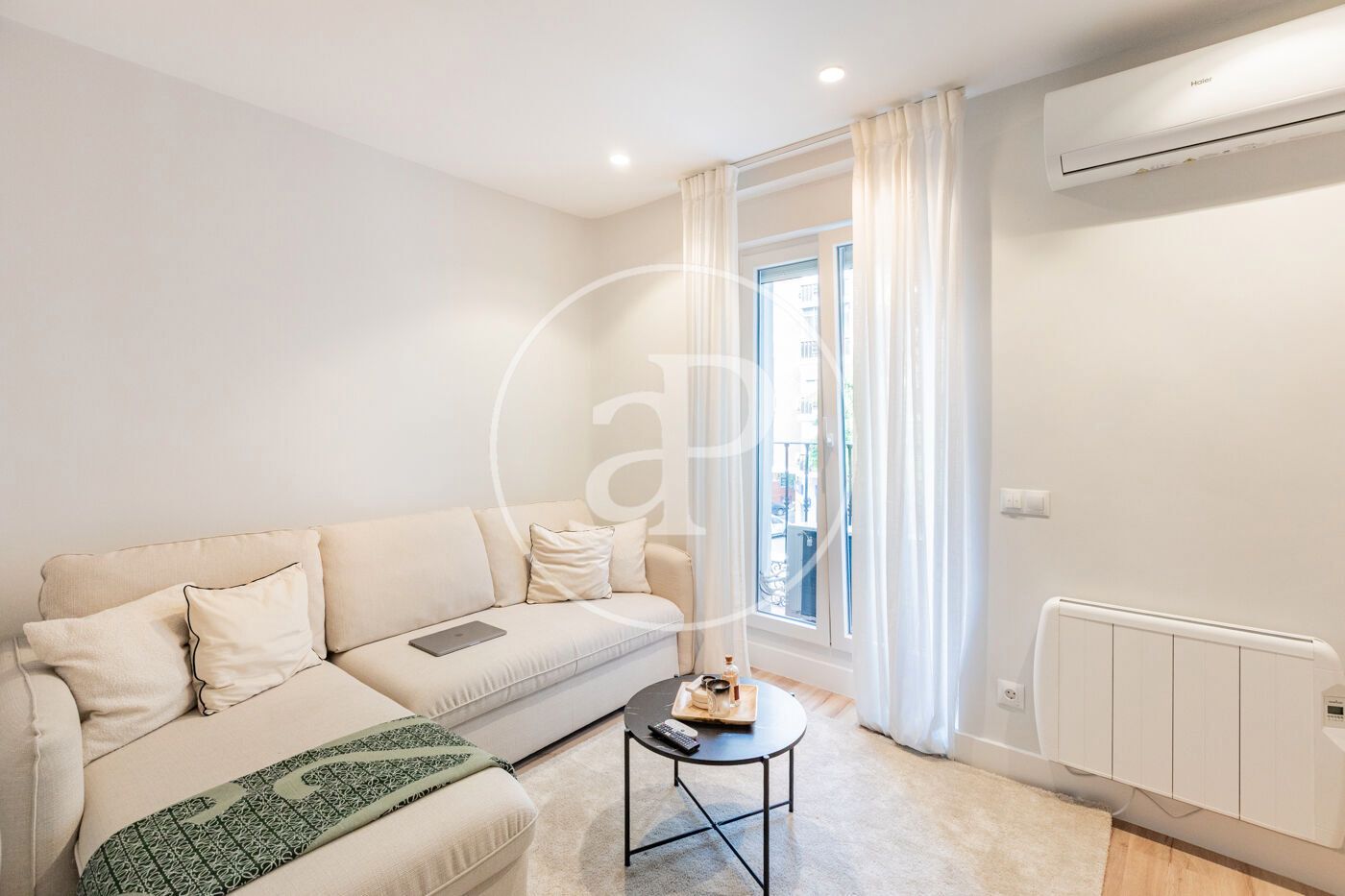Living room of Flat for sale in  Madrid Capital  with Air Conditioner, Heating and Furnished