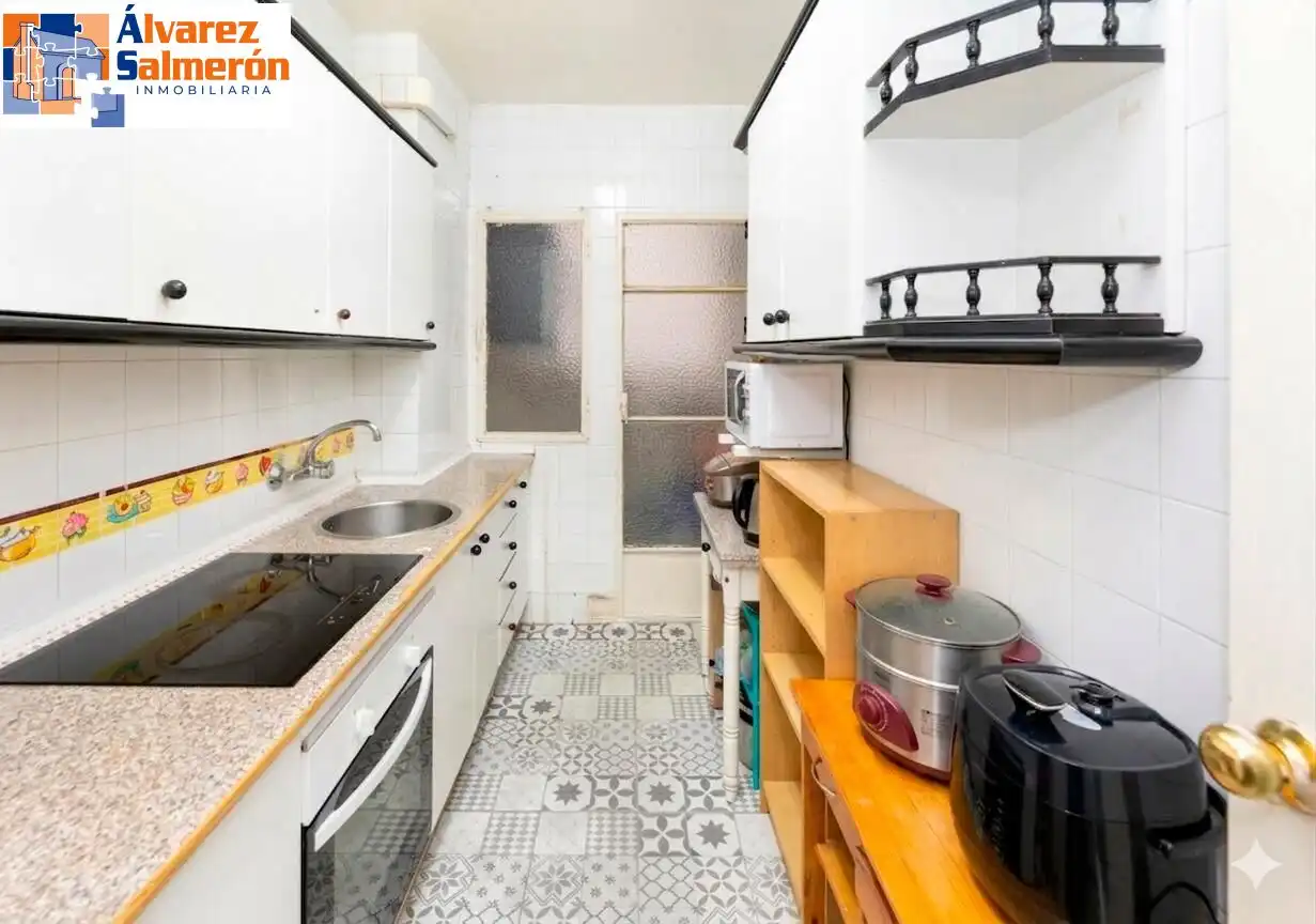 Kitchen of Flat for sale in Granada