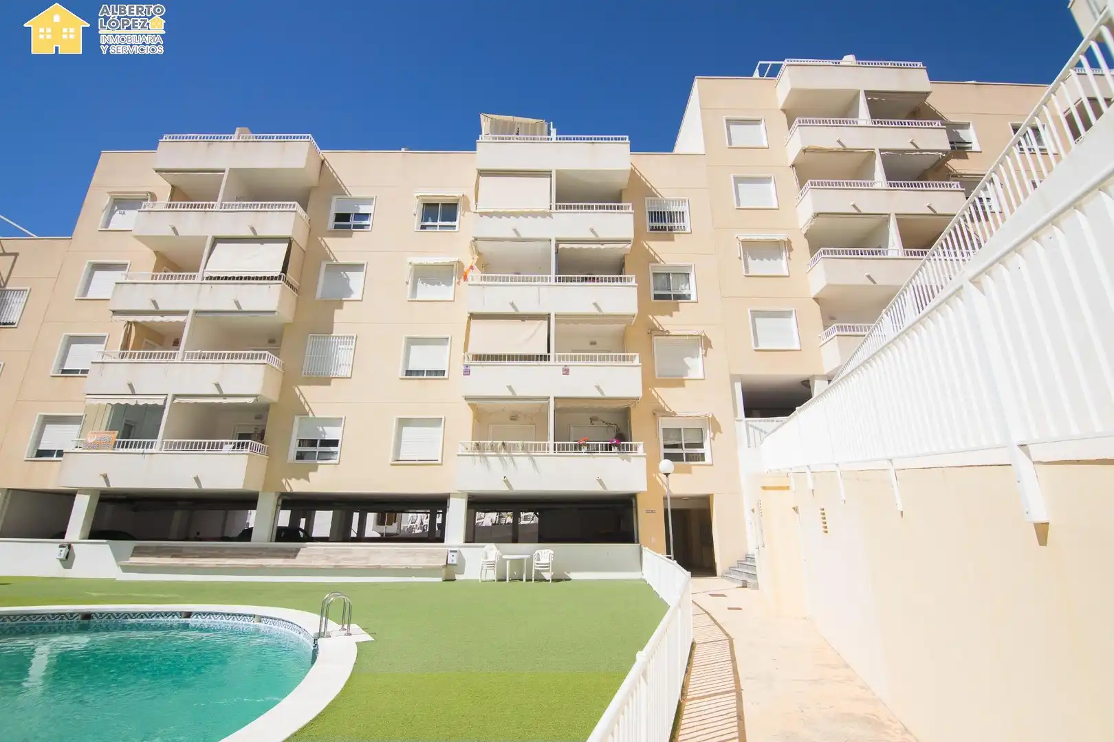 Vista exterior de Àtic en venda en Santa Pola amb Aire condicionat, Terrassa i Balcó