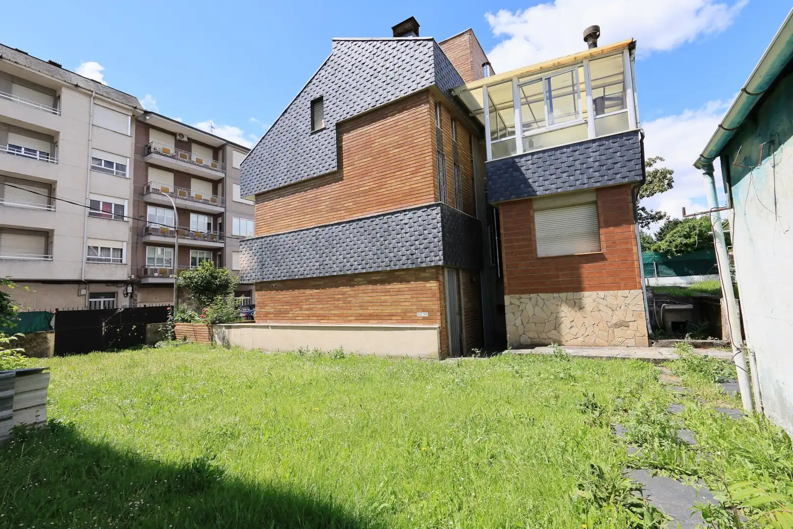 Vista exterior de Casa adosada en venta en O Barco de Valdeorras   con Calefacción, Piscina y Balcón
