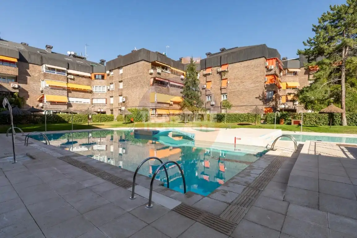 Piscina de Pis en venda en Majadahonda amb Calefacció, Terrassa i Traster