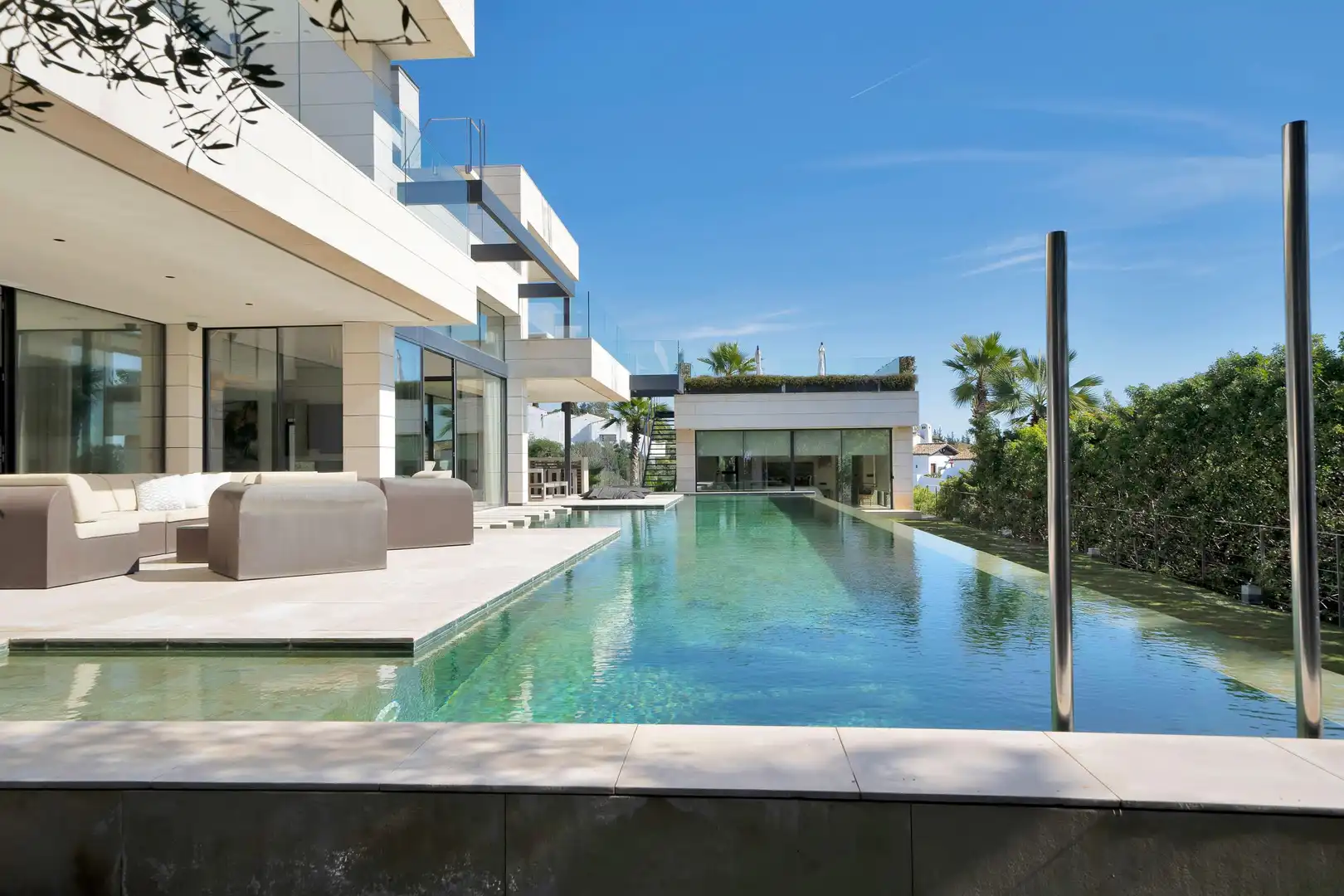 Schwimmbecken von Haus oder Chalet zum Verkauf in Marbella mit Privatgarten, Terrasse und Schwimmbad